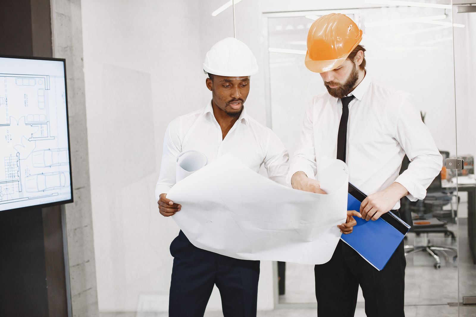 Arquitectos revisando planos técnicos