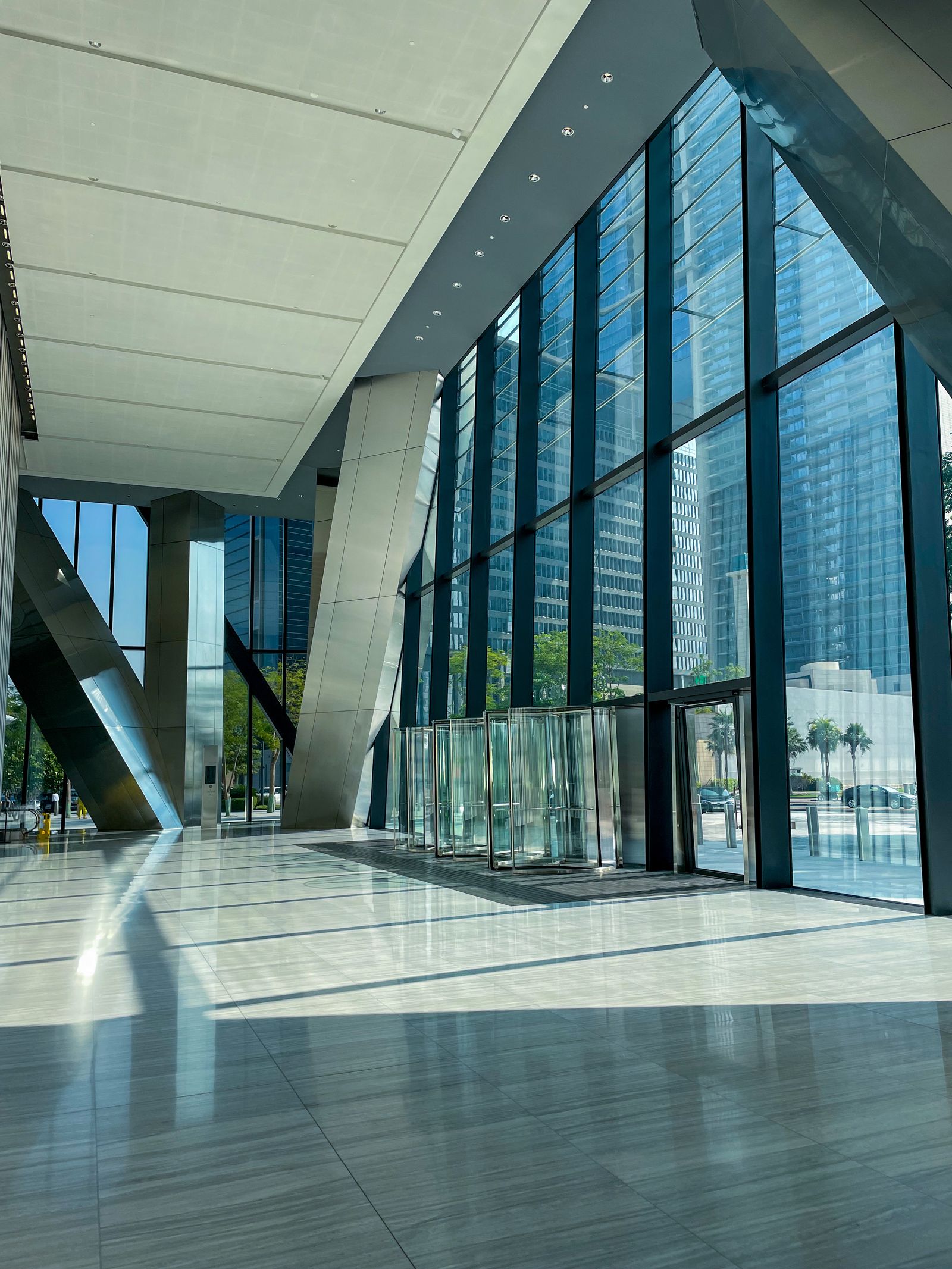 Lobby contemporáneo de un inmueble corporativo