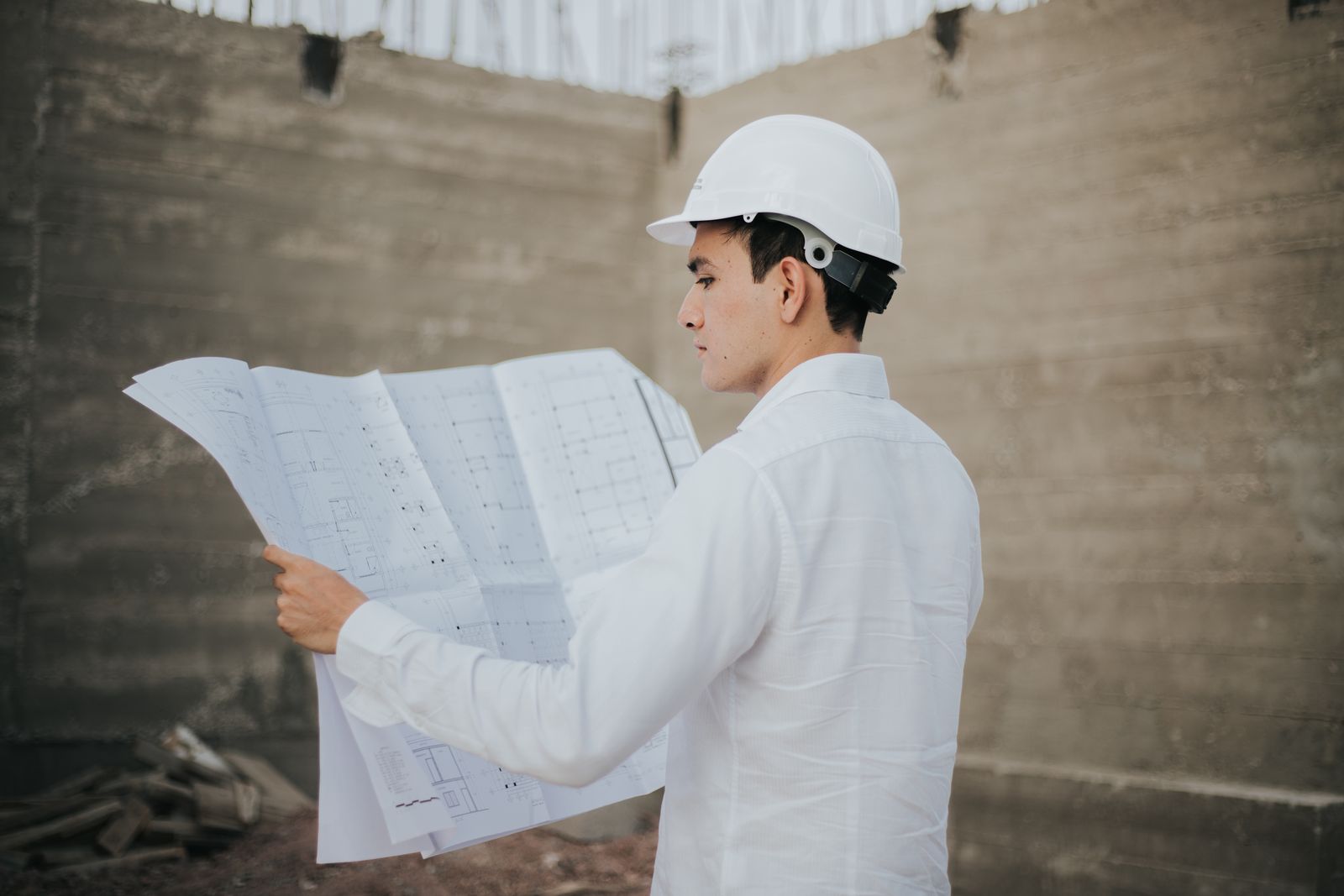 Ingeniero mexicano revisando planos en obra